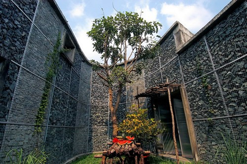 Theo đó, công trình được xây dựng bằng cách tạo nên những bức tường cong từ những viên đá chất chồng lên nhau bao bọc trong một lớp lưới sắt.