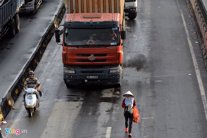 Nhiều người liều lĩnh vượt qua trước đầu các loại xe lớn như container, xe tải hạng nặng hay đi bộ giữa đường khi các phương tiện đang lưu thông. Những pha lao qua trước đầu xe của họ khiến nhiều người chứng kiến phải thót tim.