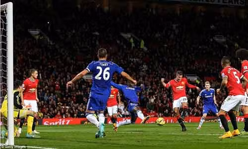 Cú dứt điểm của Van Persie đã giúp M.U giật lại được 1 điểm từ tay Chelsea.