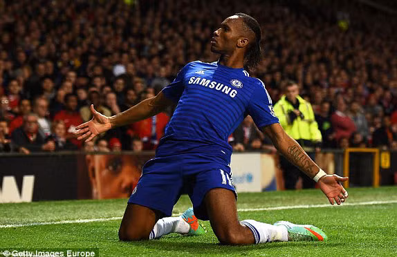 Drogba ăn mừng bàn mở tỷ số.