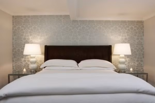 Đối với phòng ngủ, bạn cần tạo ra một không gian nhẹ nhàng, thư giãn với giấy dán tường màu sắc nhẹ nhàng. Đó là lý do tại sao các bức tường phòng ngủ thường được sơn màu đơn giản và màu pastel.