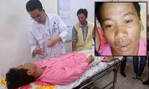 Anh Nam khóc khi nhớ về vụ tai nạn kinh hoàng khiến vợ chết, con trọng thương, bản thân anh mất đi một phần chân phải - Ảnh: Thanh Huyền.