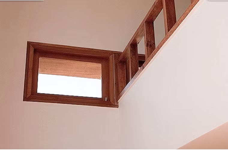 Đặc biệt, các cửa sổ cũng được lắp theo hướng vị trí chiến lược để giúp tòa nhà hứng được nhiều ánh sáng mặt trời trong mùa đông và thúc đẩy việc thông gió trong mùa hè.