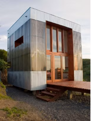 Ngay từ đầu, nhóm kiến trúc sư của AATA Architects đã cẩn thận trong việc lựa chọn vị trí xây dựng và hướng của ngôi nhà để đón được nhiều ánh nắng mặt trời nhằm giảm thiểu tiêu thụ năng lượng.