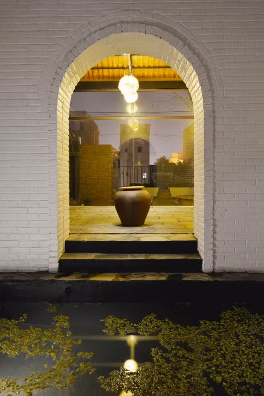 Kiến trúc sư đã tạo không gian mở cho biệt thự này bằng cách xen kẽ các không gian rỗng vào những khối kiến trúc đặc.