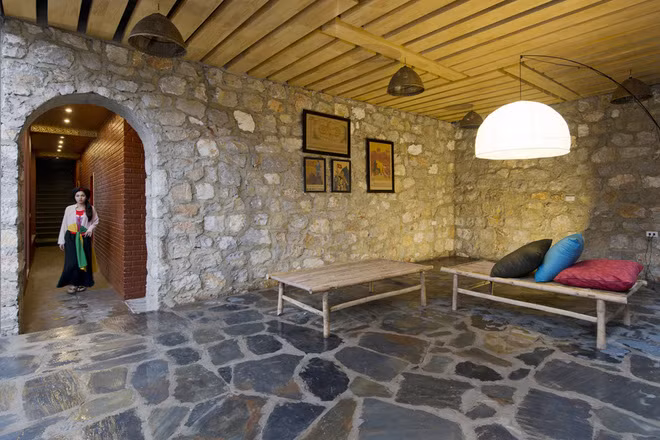 Những bức tường có chiều dày 70 cm được tổ hợp, sắp đặt để tạo ra những không gian kiến trúc tương phản với nhau: Đóng – Mở, Trong – Ngoài, Cũ – Mới, Mềm mại -Thô ráp…