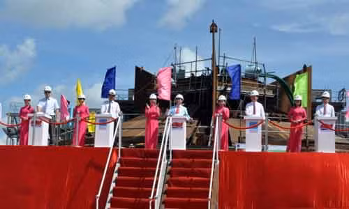 Ấn nút đặt ky giàn khoan tự nâng Tam Đảo 05 - Ảnh: Đông Hà.