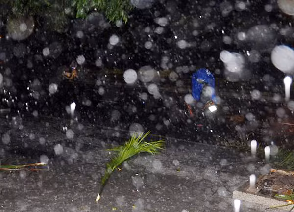 Vài người ở TP Quy Nhơn còn kẹt ngoài đường nhưng không thể chạy xe máy vì mưa và gió quá lớn. Họ phải dừng lại dắt xe, tìm chỗ trú ẩn.