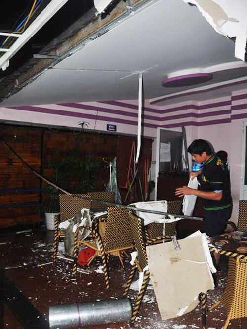 Quán cà phê Bazan đường Nguyễn Tất Thành (Phú Yên), gió lớn làm sập một góc mái.