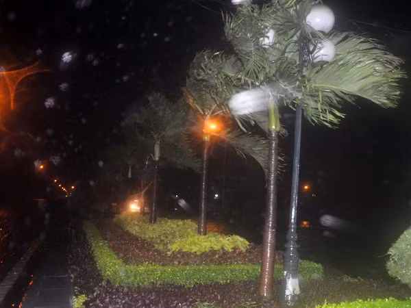 Đường quốc lộ ven biển qua Quy Nhơn bị ngập cục bộ tại bến xe liên tỉnh khiến các xe tải chạy tuyến Bắc Nam phải vòng qua nội thành thành phố Quy Nhơn.