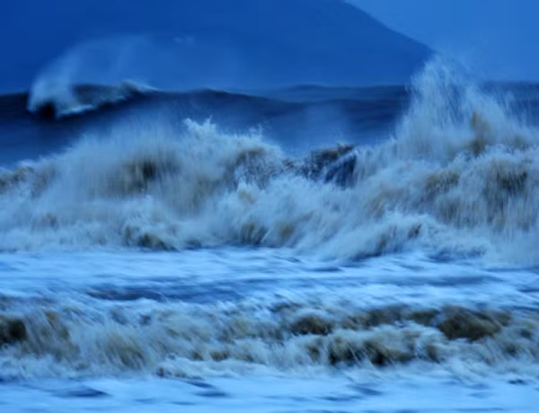 Tại vùng biển thuộc phường Phú Đông, TP Tuy Hòa, triều cường dâng cao hơn 2 m, những đợt sóng lớn cao 4-5 m liên tục đánh tràn lên đường giao thông, có nguy cơ xâm nhập sâu vào khu dân cư. Hệ thống kè rọ đá vừa được đầu tư gần 12 tỷ đồng dọc đoạn bờ biển này đã bị sóng lớn đánh sập, cuốn đổ xuống biển. Sóng biển cũng dữ dội tại Quy Nhơn. Ảnh chụp cột sóng cao hơn 4m liên tục dội vào bờ ở TP Quy Nhơn. Ảnh: Vnexpress.