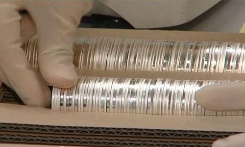 Đây là công đoạn đóng gói tiền xu trước khi phân phối ra thị trường.