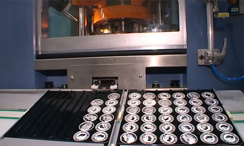 Nơi đây còn mở cửa cho du khách tham quan, ngắm những đồng xu quý, vàng cốm, vàng thỏi và xem đồng xu vàng lớn nhất thế giới