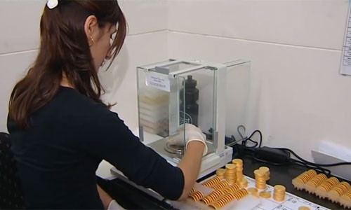 Mỗi đồng xu đều được kiểm tra hết sức tỉ mỉ trước khi xuất xưởng.