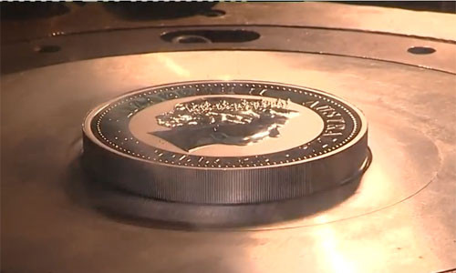 Những đồng xu dường như đã được hoàn thiện sau khi qua khuôn đúc.