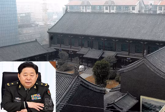 Quan tham Gu Junshan xây đến 7 biệt thự ven sông nhưng gây choáng nhất là tòa nhà mô phỏng kiến trúc Tử Cấm Thành tọa lạc trên gần 1 ha đất. Hồi đầu năm 2012, ông Gu Junshan bị tạm giữ để điều tra về "sai phạm kinh tế", cụm từ ám chỉ tham nhũng. Theo các nguồn tin, ông Gu bị cáo buộc nhận hối lộ hơn 20 tỷ NDT (khoảng 3,3 tỷ USD) trong các thương vụ sang nhượng đất đai và nhà ở quân đội.