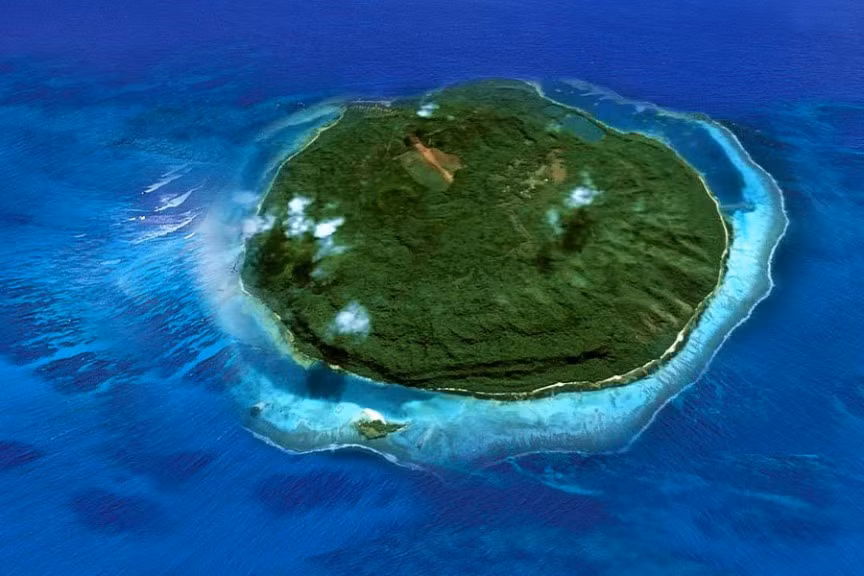 8. Thiếu niên thừa hưởng một hòn đảo với kho báu từ ông ngoại xa lạ. Josh không thân thiết với ông ngoại và sự thực là anh chỉ gặp ông vài lần trong suốt 17 năm. Mặc dù đã nhiều năm không gặp cháu cho tới khi qua đời năm 2007, Josh vẫn được thừa kế gia sản của ông, trong đó có hòn đảo rộng khoảng 14 héc-ta và khu đất rộng 32 héc-ta.