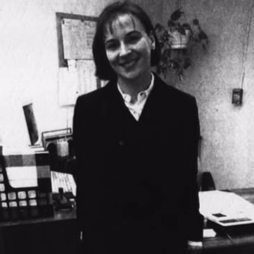 1. Phục vụ bàn Cara Woods thừa kế 500.000 USD từ một khách hàng. Cara Woods (17 tuổi) là một cô hầu bàn tại Chagrin Falls, bang Ohio (Mỹ). Năm 1992, Cara đã kết bạn với một khách hàng quen là ông Bill Cruxton. Ông Bill là người góa vợ không có con, còn Cara đã mất cha khi cô 10 tuổi, do đó, hai người trở nên thân thiết. Cara thường đến nhà giúp ông Bill làm các việc vặt. Cô gái giống như người thân của ông Bill và khi ông qua đời ở tuổi 82 tháng 11/1992, ông đã để lại cho Cara một ngôi nhà, hai chiếc ô tô và 500.000 USD.