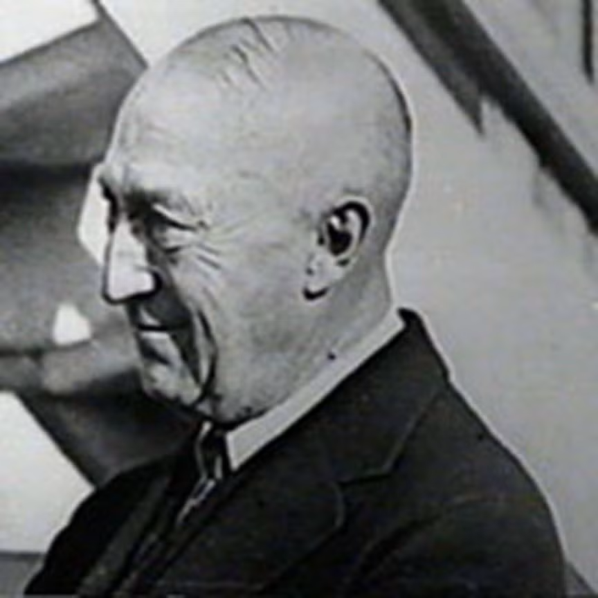 10. Tặng tài sản cho người phụ nữ sinh nhiều con nhất. Là một chuyên gia đầu tư tài chính Canada, vị tỷ phú giàu có này còn là người đàn ông hài hước và thích đùa. Và trò đùa cuối cùng, cũng là thú vị nhất của ông được đưa ra ngay trong bản di chúc của mình. Trong điều khoản thứ 9 của di chúc, ông Millar muốn để lại một phần tài sản của mình cho người phụ nữ sinh nhiều con nhất 10 năm sau khi ông qua đời. Cuối cùng, 4 phụ nữ có 9 người con tại Toronto đã chia nhau phần lớn tài sản trị giá 750.000 USD của ông Millar, mỗi người nhận 125.000 USD.