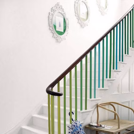 Tô điểm cho thanh vịn của cầu thang cũng là một cách trang trí cho nhà đẹp nổi bật hơn.