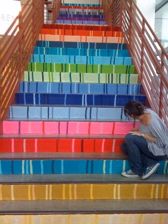 Hoặc có thể dùng những tấm thảm dệt kim nhiều màu sắc để tô điểm.