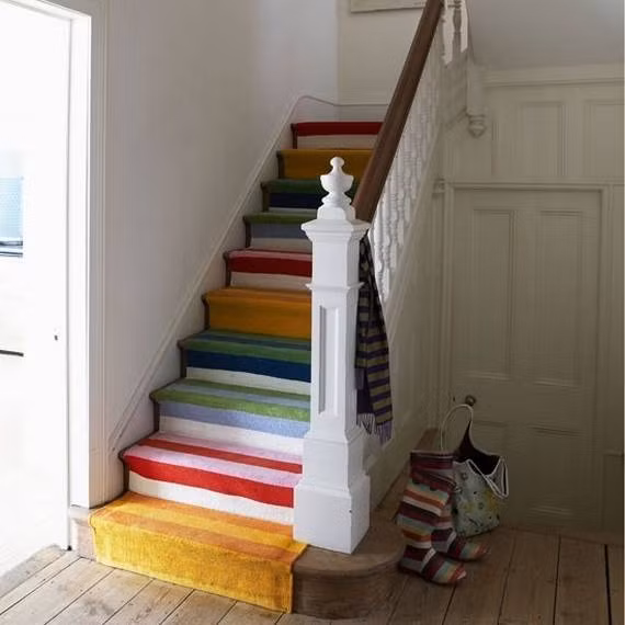 Một tấm thảm nhiều màu sắc sẽ khiến cầu thang nhà bạn nổi bật hơn bao giờ hết.