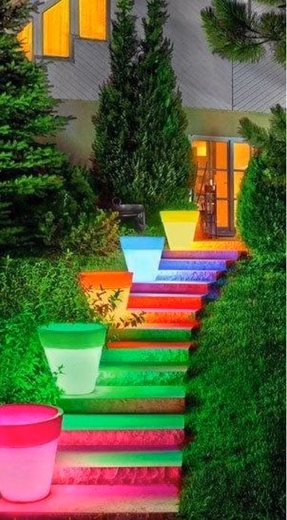 Bạn cũng có thể dùng các loại đèn màu để biến cầu thang lung linh với 7 sắc cầu vồng.