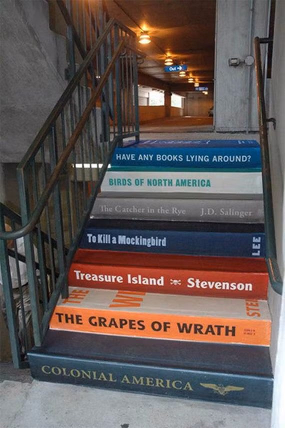 Mỗi bậc thang là một cuốn sách mà bạn có thể khám phá từng quyển một.