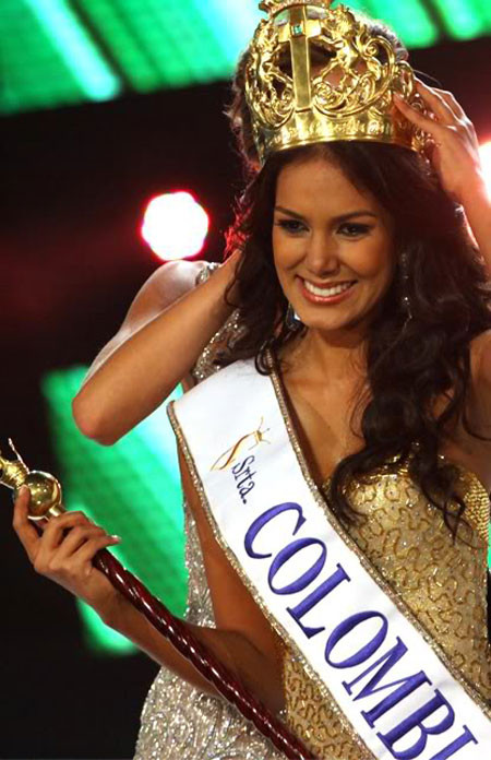 9. Vương miện hoa hậu Colombia: Chiếc vương miện được chế tác bằng vàng nguyên chất và quyền trượng cũng có nguồn gốc bằng vàng, đây là một trong những chiếc vương miện quý phái nhất thế giới.