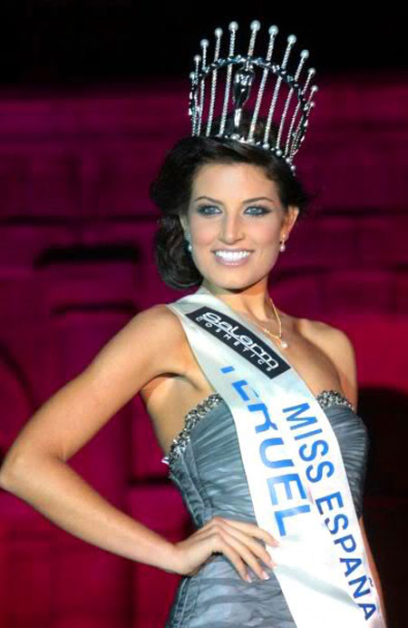 4. Vương miện hoa hậu Tây Ban Nha: Chiếc vương miện này được thiết kế từ cảm hứng của bộ phim Star Wars với bạch kim, ngọc bích, hồng ngọc, ngọc trai và hơn 2.000 viên kim cương.