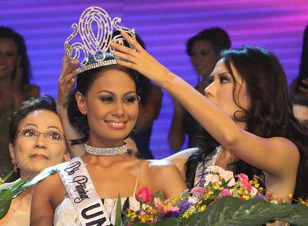 7. Vương miện hoa hậu Philippines: Chiếc vương miện hoa hậu hoàn vũ Philippines được đánh giá là một thiết kế hoàn hảo vì mang biểu tượng chữ của tổ chức hoa hậu Philippines.