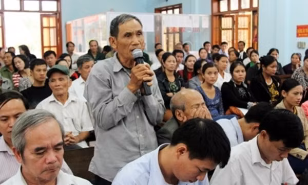 Người dân xã Hương Bình trình bày một số băn khoăn, lo lắng trong quá trình nhập trường- Ảnh: HTO.