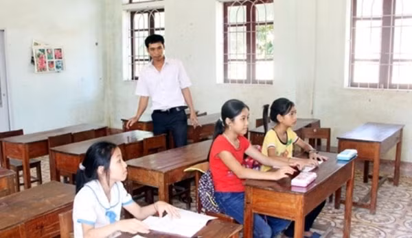 Nhiều lớp luôn trong tình trạng vắng vẻ nhưng hoạt động dạy học vẫn luôn được duy trì đều đặn- Ảnh: HTO.