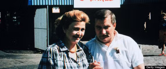 Tuy nhiên, sáu đứa con không có tên trong di chúc của cha đã đâm đơn kiện với lý lẽ cha họ đã không thực sự minh mẫn khi lập di chúc. Vụ án được xét xử tại tòa và sau cùng, họ được hưởng 12% số tài sản, số còn lại vẫn do bà Piasecka Johnson nắm giữ.