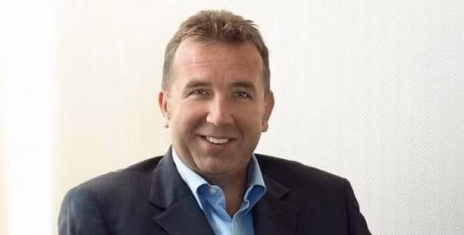  Michal Solowow. Ông trùm bất động sản Michal Sołowow là người giàu thứ ba ở Ba Lan với tài sản 1,8 tỷ USD, tính đến tháng 3/2012. Khối tài sản khổng lồ của ông Michal Solowow kiếm được từ 4 công ty lớn của ông ở Ba Lan, trong đó có Synthos - một trong những công ty hóa chất lớn nhất Ba Lan chuyên sản xuất cao su tổng hợp, vật liệu styrene và phân tán vinyl. Ba công ty khác của ông là công ty sản xuất gốm sứ Rovese, công ty đầu tư bất động sản Echo và công ty thời trang.