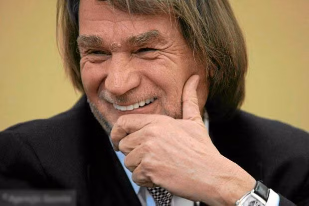 Jan Kulczyk, 64 tuổi, là chủ sở hữu của hai tập đoàn Kulczyk Holding và Kulczyk Investments. Ông cũng sở hữu cổ phần trong công ty bia đa quốc gia SABMiller, gồm các nhãn hiệu bia nổi tiếng như Miller, Grolsch, Lech và Tyskie. Tỷ phú Ba Lan này còn đầu tư vào một loạt các ngành công nghiệp khác, bao gồm cả nhập khẩu ô tô, cơ sở hạ tầng, hóa chất và năng lượng.