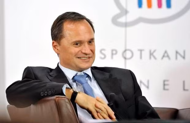  Leszek Czarnecki. Tỷ phú này sở hữu khối tài sản trị giá 1,3 tỷ USD, tính đến tháng 3/2012. Ông sáng lập ra công ty cho thuê lớn nhất Ba Lan năm 1991. Sau khi bán công ty này với giá 280 triệu USD, ông tập trung vào xây dựng một liên doanh ngân hàng, bảo hiểm và cho thuê tài chính. Nhà tỷ phú thích chơi những môn thể thao cảm giác mạnh. Ông cũng là người đầu tiên đăng ký bay vào không gian với Nga.