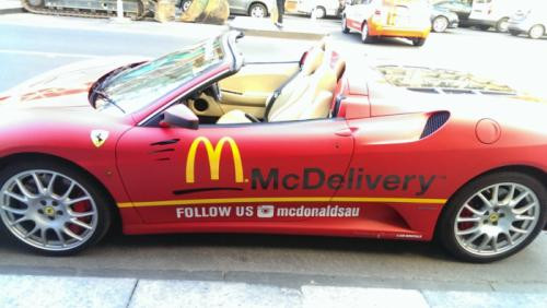 Siêu xe giao hàng Ferrari F430 Spider của hãng McDonald's.