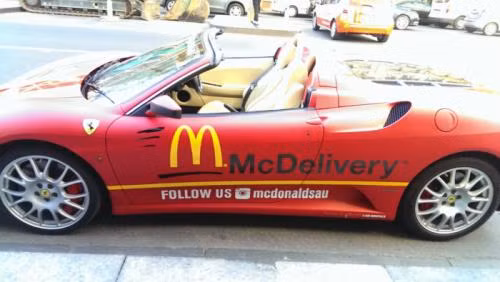 Siêu xe giao hàng Ferrari F430 Spider của hãng McDonald's.
