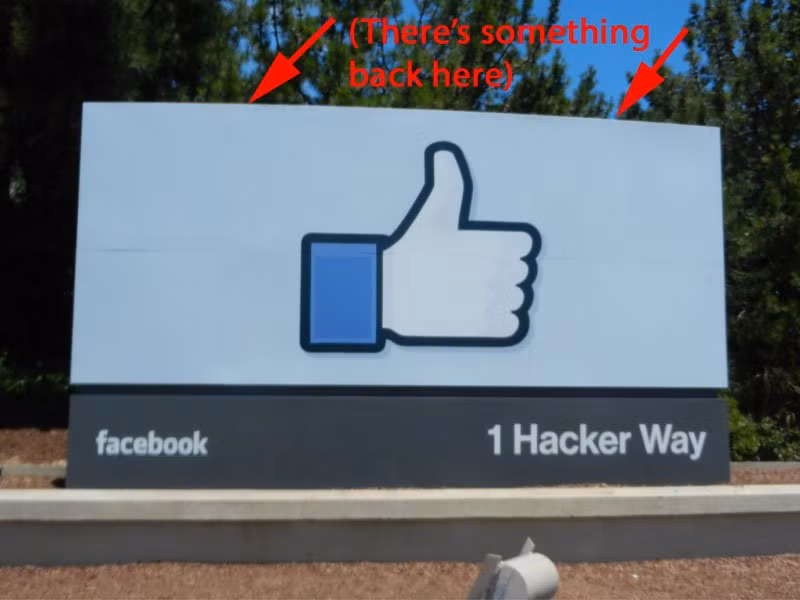 Bảng tên tại trụ sở của Facebook.