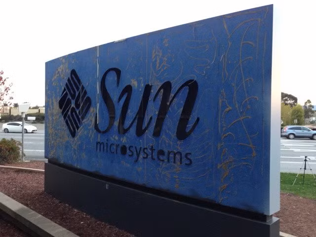 Mặt sau bảng tên vẫn là logo của hãng công nghệ Sun Microsystems.