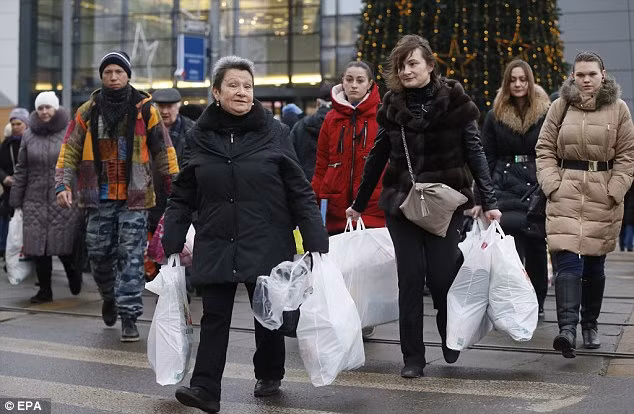 Cô Alyona cho hay: "Thực tế, rất nhiều người đổ xô đi rút tiền từ thẻ ngân hàng và và các tài khoản tiết kiệm. Chúng tôi muốn bảo vệ bản thân mình khỏi những điều xấu nhất có thể xảy ra”.