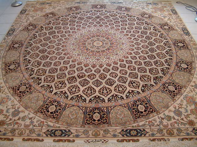 Những chất liệu được ưu tiêu hàng đầu để dệt thảm Ba Tư là len, lụa, cotton. Do các sợi chất liệu của thảm đều được nhuộm bằng tất cả các loại cây, rễ cây và những thành phần từ thiên nhiên khác nhau (không dùng các loại hóa chất công nghiệp) nên các sản phẩm giữ được độ bền màu rất lâu.