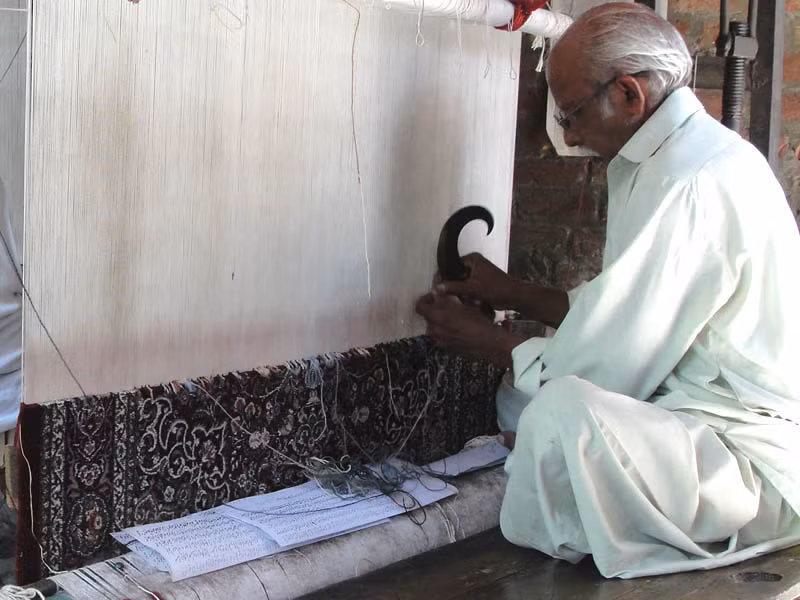 Quá trình làm ra một tấm thảm Ba Tư chính là sự thể hiện tính kiên nhẫn, tỉ mỉ của những người thợ dệt thảm. Để tạo ra được một tấm thảm hoàn hảo, người thợ phải tỉ mẩn trong hàng triệu mũi dệt rất tinh tế, đồng thời, phải phân loại các sợi chỉ theo từng màu sắc trong số hàng trăm nhóm màu khác nhau.