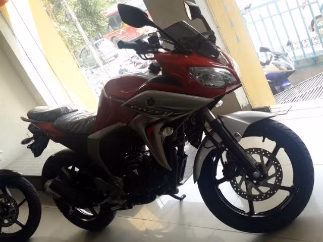 Giá xe: Yamaha Fazer Fi có mức giá là 83.850 Rupee, khoảng gần 29 triệu đồng (tại showroom ở Delhi), chỉ cao hơn dòng xe cũ 5.650 Rupee (gần 2 triệu đồng).