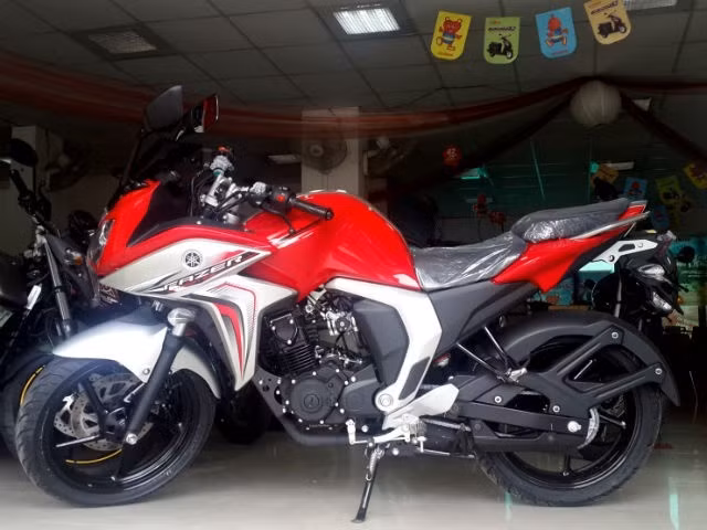 Phun nhiên liệu: Đúng như cái tên, Yamaha Fazer Fi được trang bị hệ thống phun nhiên liệu điện tử. Yamaha tuyên bố, việc trang bị phun xăng điện tử không chỉ làm cho chiếc xe sản sinh công suất dễ dàng hơn mà còn giúp nó có phản ứng tăng tốc nhanh nhẹn hơn.