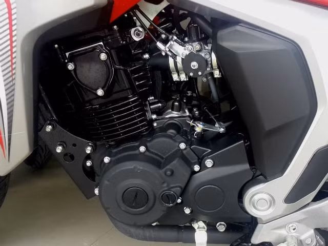 Động cơ: “Trái tim” của Yamaha Fazer Fi mới là 149 phân khối, làm mát bằng không khí. Động cơ mới sản sinh công suất tối đa 13,1 mã lực tại 8.000 vòng/phút và mô-men xoắn cực đại 12,8 Nm tại 6.000 vòng/phút, giảm gần 1 mã lực và 0,5 Nm so với dòng Fazer cũ.