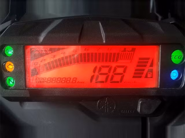 Cụm đồng hồ được thiết kế lại: Yamaha Fazer Fi sử dụng một cụm các thiết bị kỹ thuật số như người tiền nhiệm của nó. Tuy nhiên, giao diện đồng hồ kỹ thuật số mới có hình chữ nhật giúp người lái đọc thông số dễ dàng hơn và trông hấp dẫn hơn.