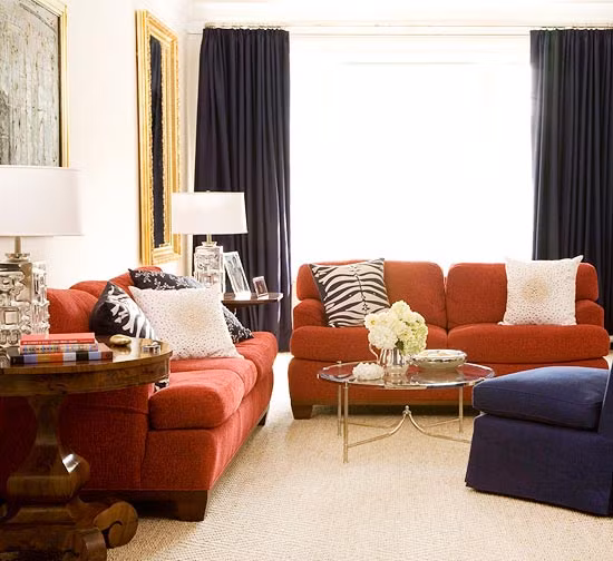 Sự kết hợp hoàn hỏa giữa màu đỏ và màu đen với điểm nhấn là màu tím.