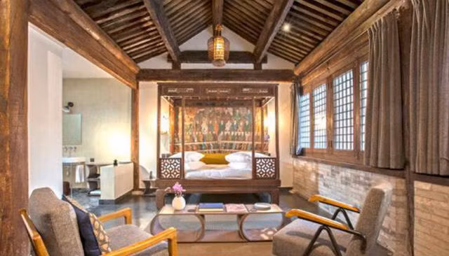 Phòng khách sạn tại hai ngôi chùa có giá từ 2.000 NDT đến 4.500 NDT mỗi đêm.